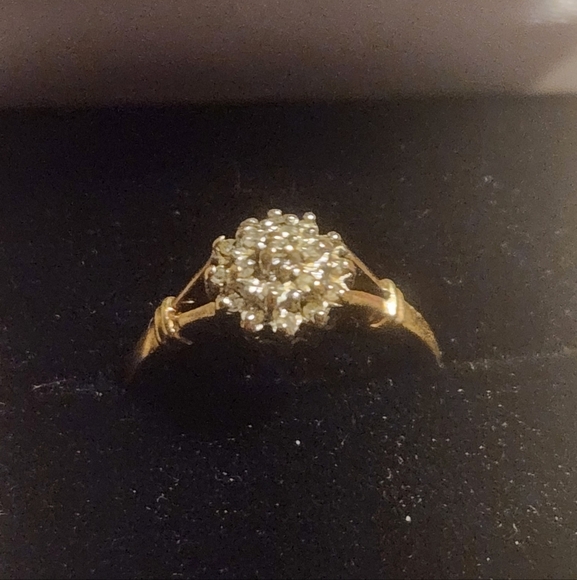 Vintage 10kt Gold Natural White Diamond Cluster Ring - Picture 8 of 16